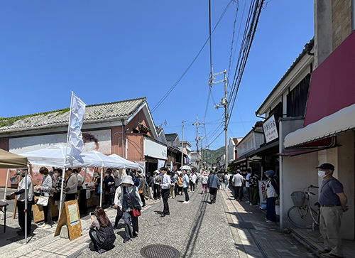 地元のお弁当やパンなど約400個が販売された
