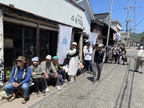 販売開始前から長蛇の列