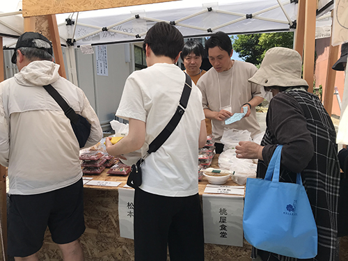 仙崎通り町協議会のメンバーが販売を行った