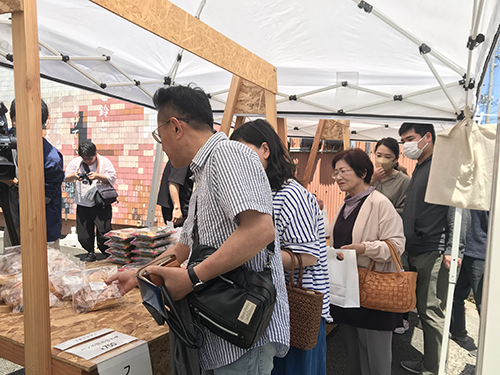 複数のお弁当を購入するお客たち