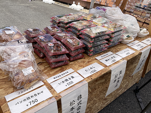 地元の魚介類など使われたお弁当が並んだ