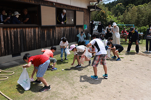 運動会の最後には餅まきが行われました