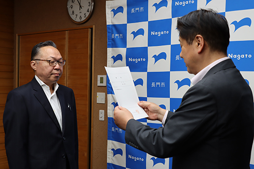 江原市長から辞令が交付された