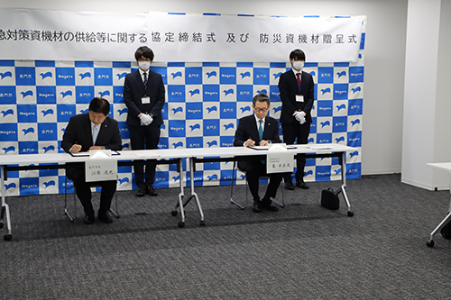 協定書に署名する様子