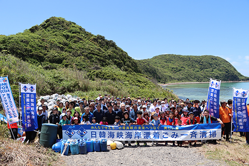 大浦海岸で日韓海峡海岸ごみ一斉清掃が開催されました