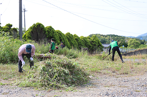 油谷総合運動公園周辺で草刈りやゴミ拾いなどが行われました