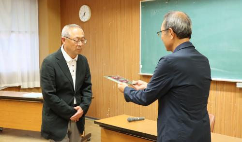 盾を手渡される長門陸上スポーツ少年団の百合野康也さん