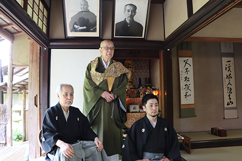 先人の前で