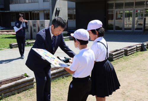 山口地方法務局吉屋萩支局長から看板が贈呈された