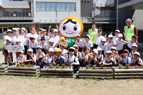 人KENまもる君と2組の児童