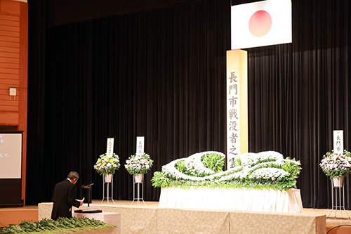 順番に生花を祭壇に献花