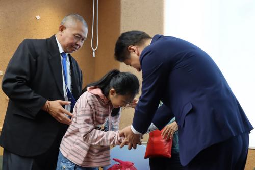 市長と握手を交わすバリ島柔道優勝チームの小学生