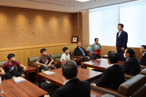 「ようこそながとへ」とあいさつする江原市長