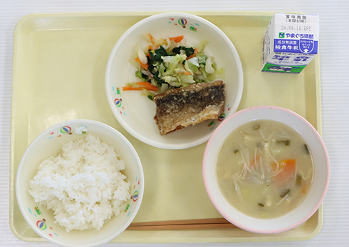 給食で仙崎トロあじのから揚げが提供されました