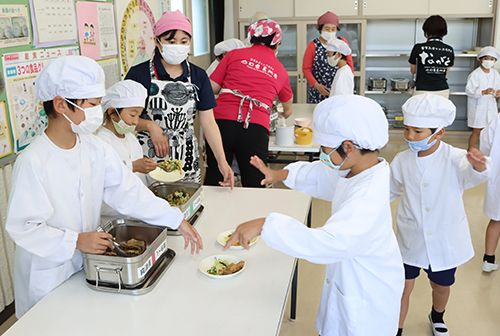 市内小中学校などに約2100食ぶんの仙崎トロあじが提供されました