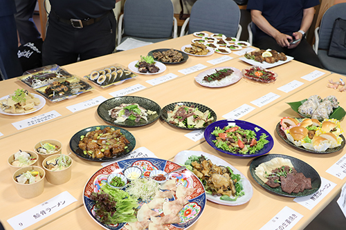 市内飲食店など13団体が、計21種類の鯨肉料理を提供しました