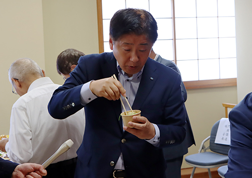 長門大津くじら食文化を継承する会や長門料飲組合などが出席し、試食を行いました