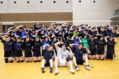 OSAKA BLUTEON（大阪ブルテオン）のポーズで選手と一緒に