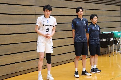 左から小宮雄一郎選手、OBの山添信也さん、アナリストの岩沢恭冴さん