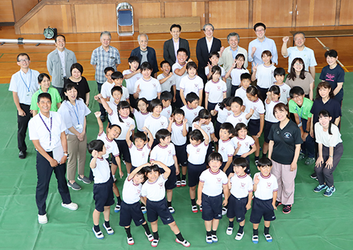 向陽小学校で萩焼づくりが行われました