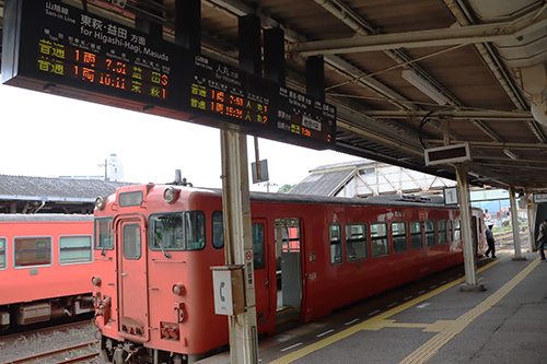踏切をご通行される場合は、進来する列車に十分ご注意ください