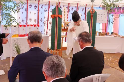 八幡人丸神社の宮司により神事が行われた