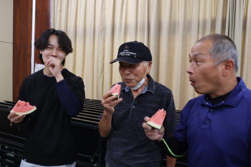 生産者や関係者らが試食