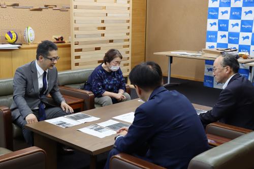 幅広い世代の皆さんに香月泰男の画に触れてほしいと話す齋木院長