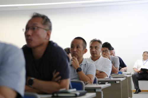 参加者は真剣な表情で説明に聞き入った