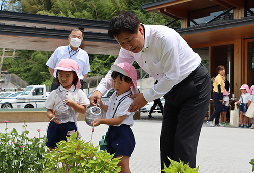 江原市長といっしょに水やりをしました