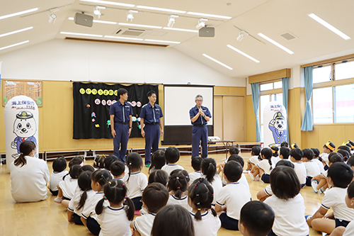 あおい幼稚園で、仙崎海上保安部職員による「うみがめマリンの大冒険」の読み聞かせがありました