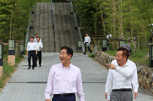 竹林の階段で前田市長をお出迎えしました
