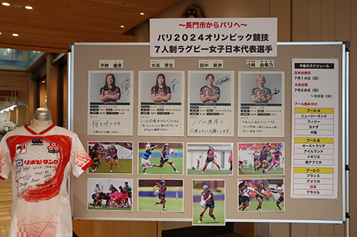 サイン入りメッセージボードは、ユニフォームと共に本庁1階ロビーに展示されています