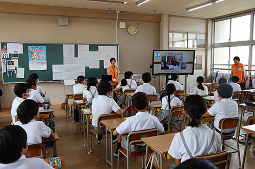 仙崎小学校６年の児童35人が行政相談について学んだ