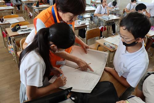 通学路など身近な所で、危険に感じている場所を地図に記した