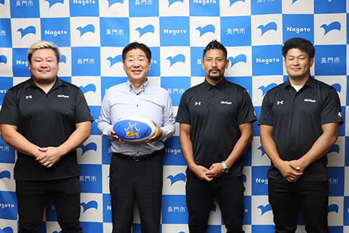 埼玉パナソニックワイルドナイツの選手が市長を表敬訪問
