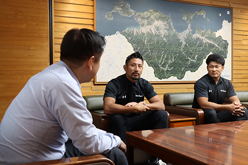 左から内田啓介選手、野口竜司選手