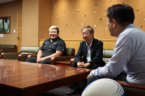 左から平野翔平選手、笹原一也事業アドバイザー