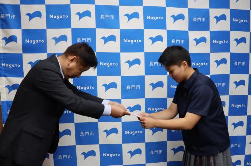 江原市長から激励費が手渡された