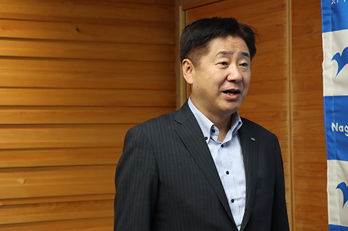 激励する江原市長