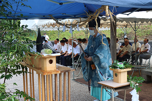 俵山八幡宮の宮原宮司が神事を行う