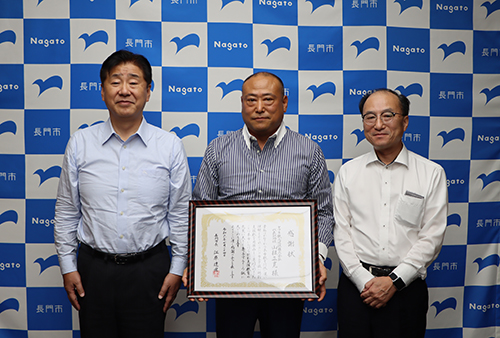 市内小・中学校に教育用備品を寄付したヤマネ鉄工建設株式会社に対し、感謝状が贈呈されました