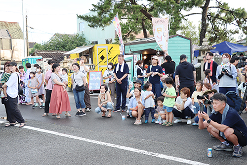 小学生舞妓の見事な踊りに大きな拍手が送られた