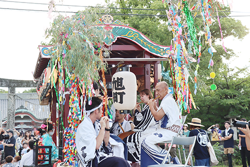 山車の上では祇園ばやしが奏でられた
