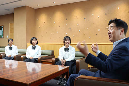 女子ダブルスカルに出場する（右から）保多盛さん、宇野さん、辻野さん