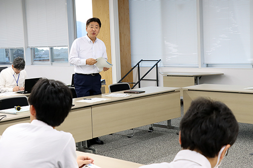 市長が市の取り組みを説明