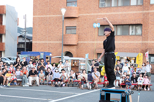 素晴らしいパフォーマンスに見入る来場者
