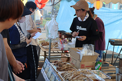 やきとりや、焼きそば、金魚すくいなどの出店がありました