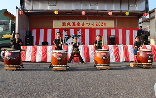 三隅清風太鼓や檸檬、楽々団による演奏、kidsサイコロチャレンジ、フラダンスなどが行われました