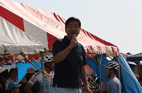 「レースが終わった後には、ぜひ長門の温泉で疲れを癒してください」とあいさつをしました